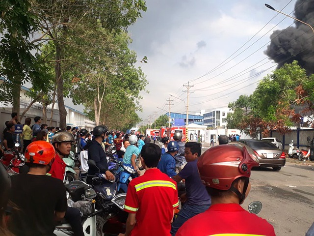 Đang cháy cực lớn trong khu công nghiệp Sóng Thần 2 - 9 Đang cháy cực lớn trong khu công nghiệp Sóng Thần 2 - 9