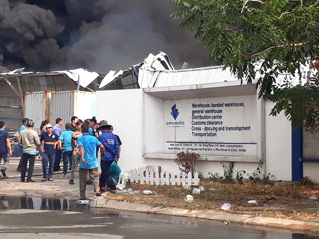 Đang cháy cực lớn trong khu công nghiệp Sóng Thần 2 - 7 Đang cháy cực lớn trong khu công nghiệp Sóng Thần 2 - 7