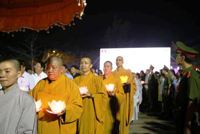 Cố đô Hoa Lư lung linh trong đêm hội hoa đăng cầu quốc thái dân an - 8 Cố đô Hoa Lư lung linh trong đêm hội hoa đăng cầu quốc thái dân an - 8