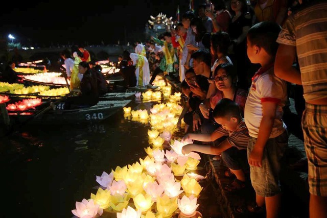 Cố đô Hoa Lư lung linh trong đêm hội hoa đăng cầu quốc thái dân an - 10 Cố đô Hoa Lư lung linh trong đêm hội hoa đăng cầu quốc thái dân an - 10