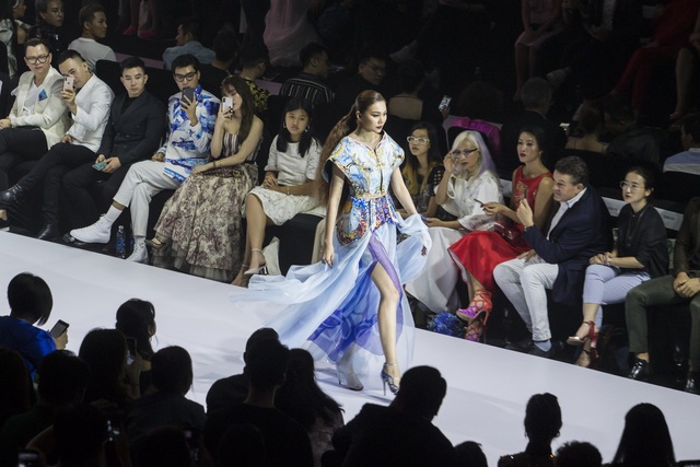 Minh Tú mở màn Aquafina VIFW, bộ ba Thanh Hằng - Quang Đại - Hoàng Thùy công phá thảm đỏ - 14 Minh Tú mở màn Aquafina VIFW, bộ ba Thanh Hằng - Quang Đại - Hoàng Thùy công phá thảm đỏ - 14