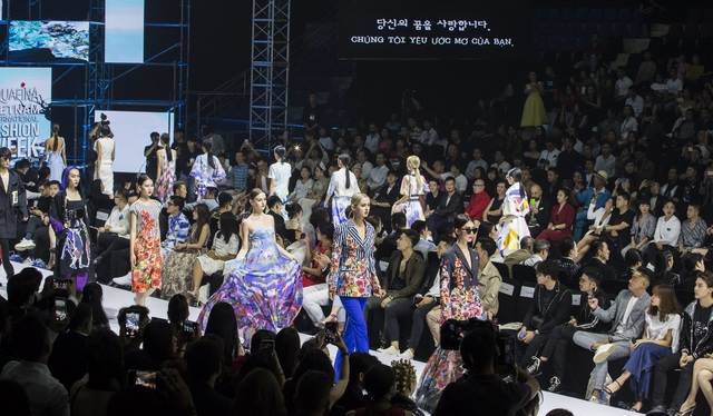 Minh Tú mở màn Aquafina VIFW, bộ ba Thanh Hằng - Quang Đại - Hoàng Thùy công phá thảm đỏ - 15 Minh Tú mở màn Aquafina VIFW, bộ ba Thanh Hằng - Quang Đại - Hoàng Thùy công phá thảm đỏ - 15
