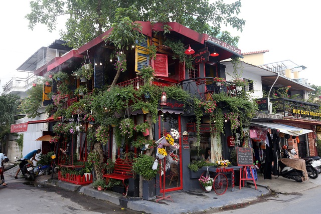 Quán cà phê hè phố theo phong cách Pháp ở Sài Gòn - 1