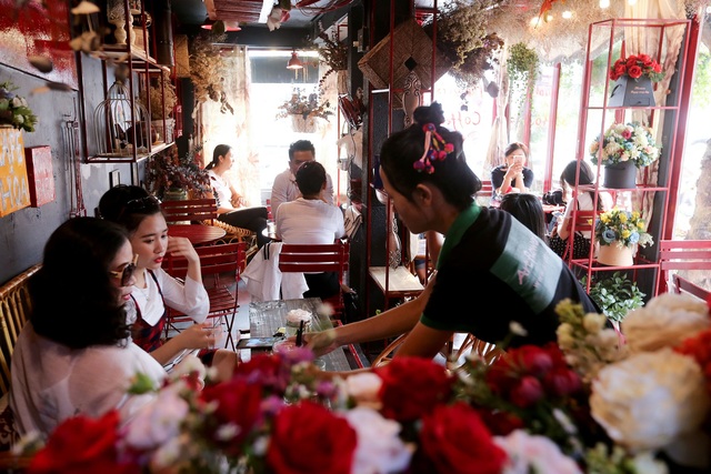 Quán cà phê hè phố theo phong cách Pháp ở Sài Gòn - 11
