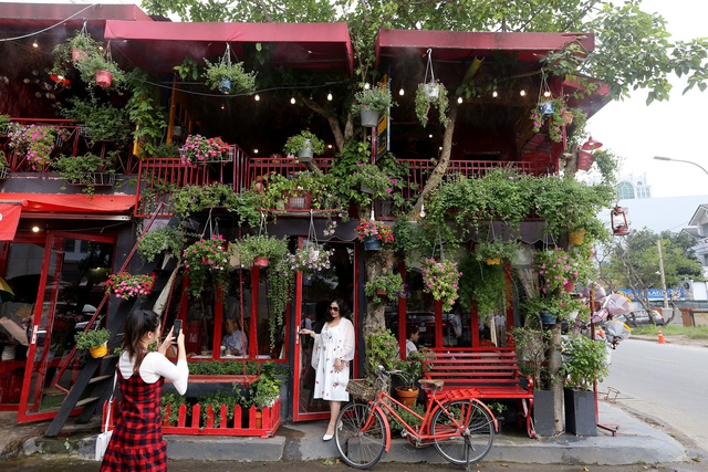 Quán cà phê hè phố theo phong cách Pháp ở Sài Gòn - 2