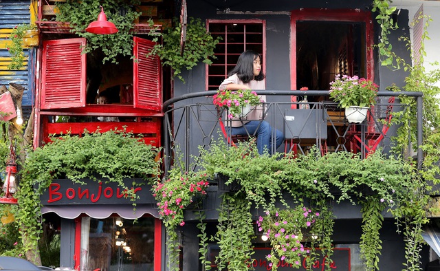 Quán cà phê hè phố theo phong cách Pháp ở Sài Gòn - 15