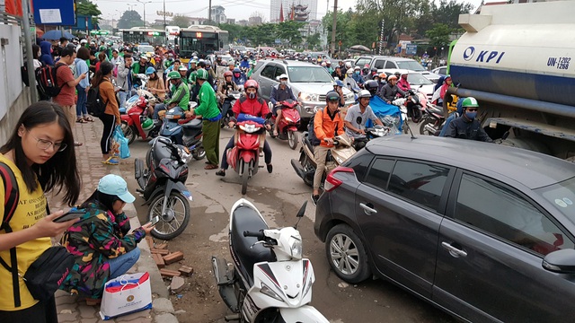 Dòng người đội mưa đổ về Hà Nội cuối ngày nghỉ lễ Giỗ Tổ - 3