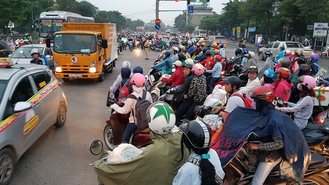 Dòng người đội mưa đổ về Hà Nội cuối ngày nghỉ lễ Giỗ Tổ - 9