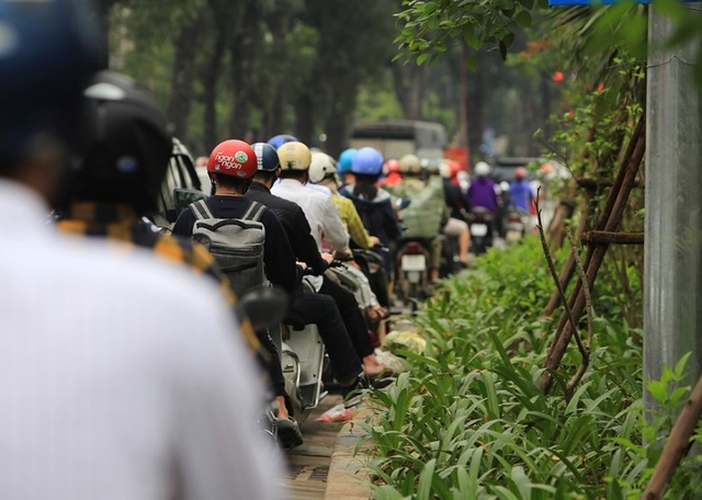 Dòng người đội mưa đổ về Hà Nội cuối ngày nghỉ lễ Giỗ Tổ - 15