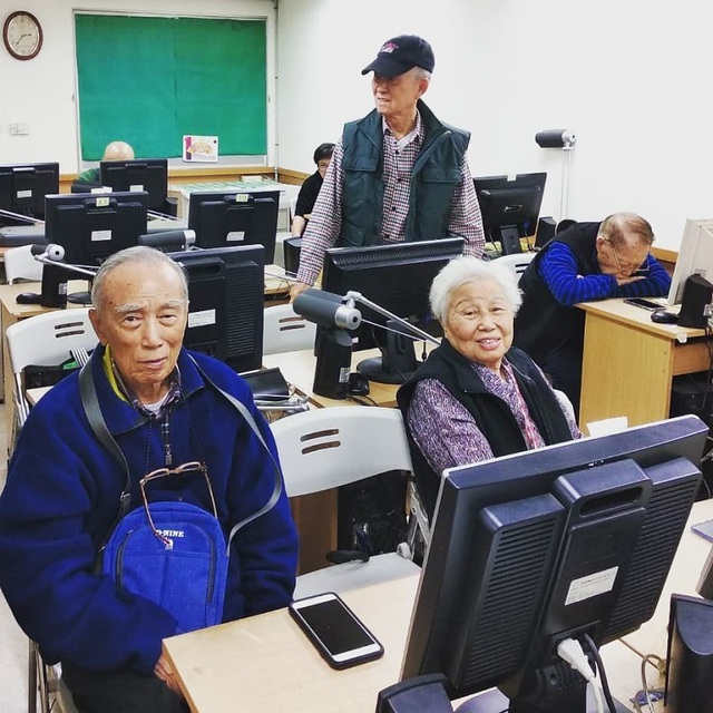 Lớp dạy sử dụng điện thoại thông minh cho các cụ ở Đài Loan - 1