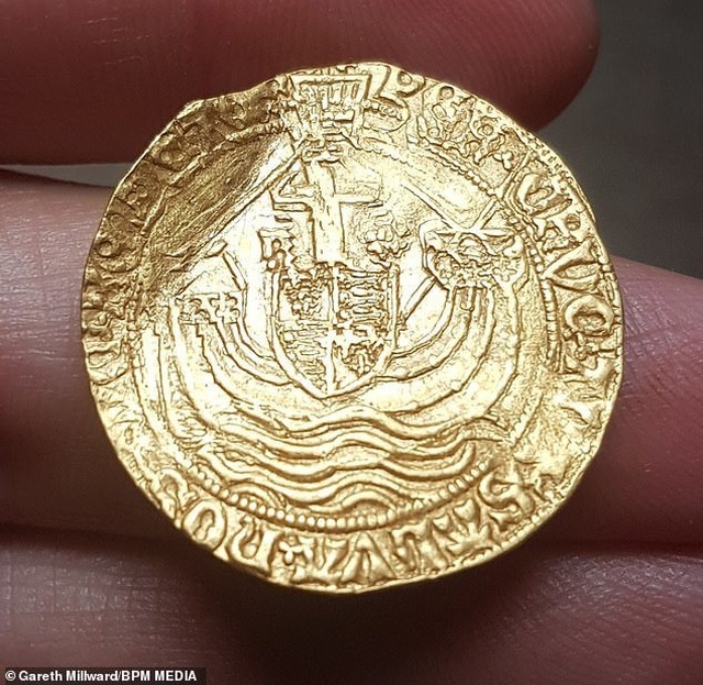 Bỗng chốc giàu có nhờ đào được đồng xu vàng quý hiếm 500 năm tuổi - 1