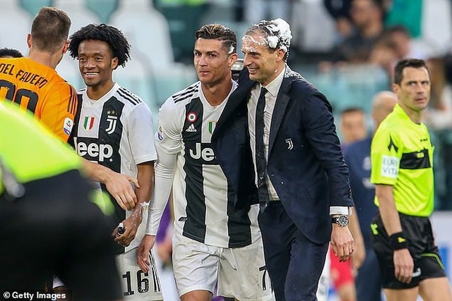 Những khoảnh khắc C.Ronaldo cùng Juventus lên ngôi vô địch Serie A - 7