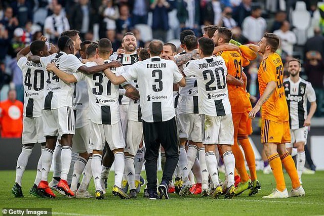 Những khoảnh khắc C.Ronaldo cùng Juventus lên ngôi vô địch Serie A - 1