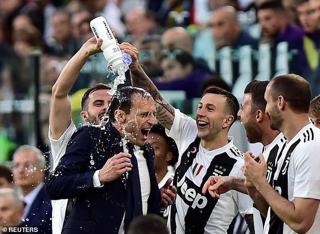 Những khoảnh khắc C.Ronaldo cùng Juventus lên ngôi vô địch Serie A - 5
