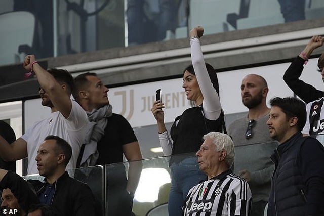 Những khoảnh khắc C.Ronaldo cùng Juventus lên ngôi vô địch Serie A - 8