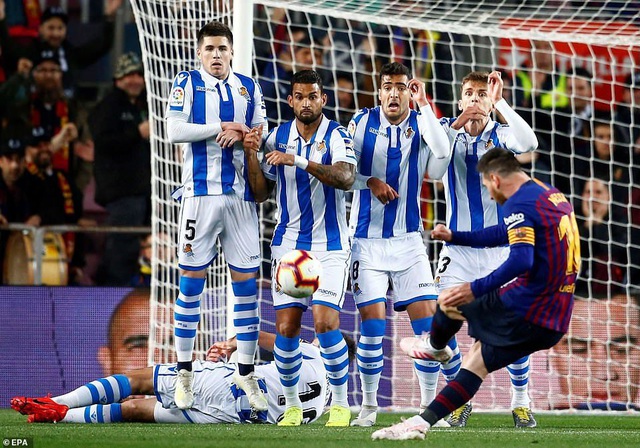 Messi và Suarez im tiếng, Barcelona vẫn đánh bại Sociedad - 12