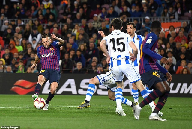 Messi và Suarez im tiếng, Barcelona vẫn đánh bại Sociedad - 8