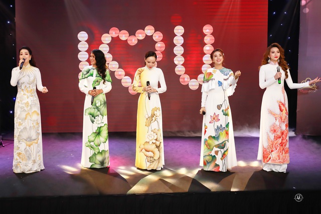 Mai Phương bật khóc trong đêm nhạc tiếp sức cho bố con đạo diễn Đỗ Đức Thành - 1 Mai Phương bật khóc trong đêm nhạc tiếp sức cho bố con đạo diễn Đỗ Đức Thành - 1