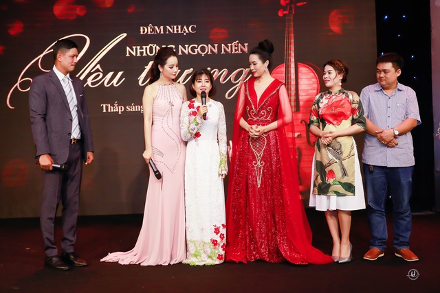 Mai Phương bật khóc trong đêm nhạc tiếp sức cho bố con đạo diễn Đỗ Đức Thành - 8 Mai Phương bật khóc trong đêm nhạc tiếp sức cho bố con đạo diễn Đỗ Đức Thành - 8