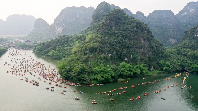 Ninh Bình: Hàng nghìn người dự lễ hội Tràng An - 1