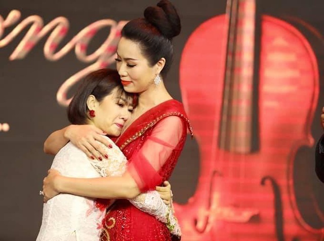 Mai Phương bật khóc trong đêm nhạc tiếp sức cho bố con đạo diễn Đỗ Đức Thành - 6 Mai Phương bật khóc trong đêm nhạc tiếp sức cho bố con đạo diễn Đỗ Đức Thành - 6