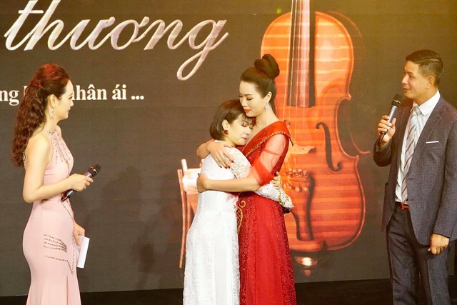 Mai Phương bật khóc trong đêm nhạc tiếp sức cho bố con đạo diễn Đỗ Đức Thành - 7 Mai Phương bật khóc trong đêm nhạc tiếp sức cho bố con đạo diễn Đỗ Đức Thành - 7
