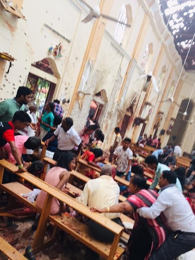 Gi&acirc;y ph&uacute;t kinh ho&agrave;ng trong vụ đ&aacute;nh bom đẫm m&aacute;u l&agrave;m 290 người chết ở Sri Lanka - 4
