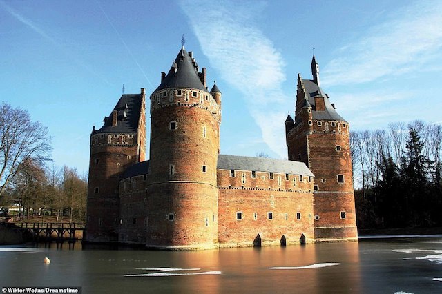 Khám phá những lâu đài đẹp nhất thế giới - 11