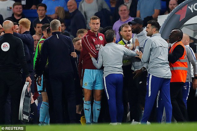 HLV Sarri bị đuổi, Chelsea cãi vã nảy lửa với Burnley - 6