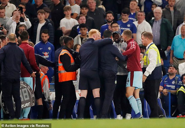 HLV Sarri bị đuổi, Chelsea cãi vã nảy lửa với Burnley - 7
