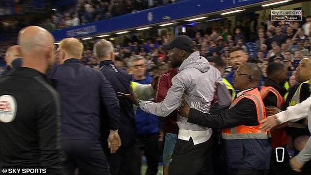 HLV Sarri bị đuổi, Chelsea cãi vã nảy lửa với Burnley - 5