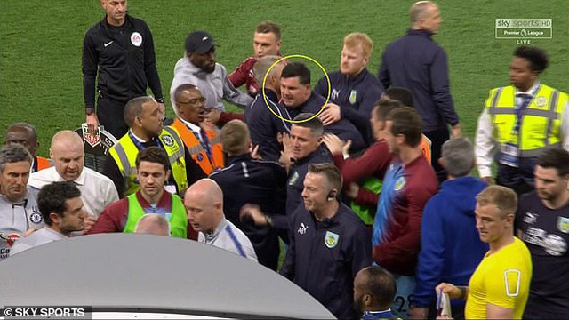 HLV Sarri bị đuổi, Chelsea cãi vã nảy lửa với Burnley - 3