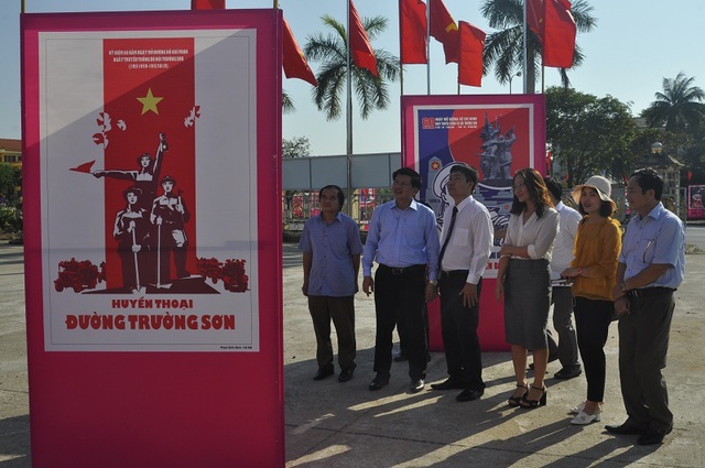Khai mạc triển lãm tranh cổ động kỷ niệm 60 năm Ngày mở đường Hồ Chí Minh - 2 Khai mạc triển lãm tranh cổ động kỷ niệm 60 năm Ngày mở đường Hồ Chí Minh - 2