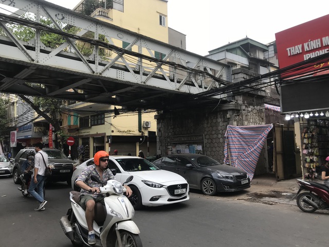 Hà Nội: Mục sở thị việc đục thông vòm cầu đường sắt chạy qua phố cổ - 1
