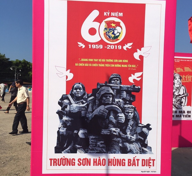 Khai mạc triển lãm tranh cổ động kỷ niệm 60 năm Ngày mở đường Hồ Chí Minh - 3 Khai mạc triển lãm tranh cổ động kỷ niệm 60 năm Ngày mở đường Hồ Chí Minh - 3