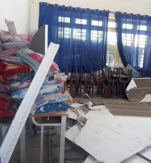 TPHCM: Sập trần hội trường nơi ngủ trưa của học sinh - 2 TPHCM: Sập trần hội trường nơi ngủ trưa của học sinh - 2
