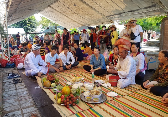 D&ograve;ng người n&ocirc; nức đổ về Nha Trang dự lễ hội th&aacute;p b&agrave; Ponagar - 5