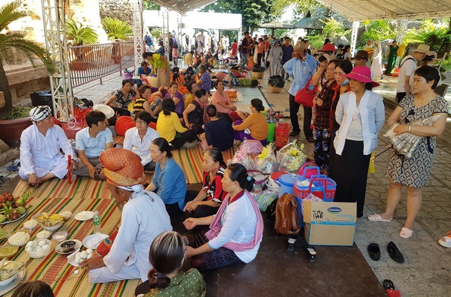 D&ograve;ng người n&ocirc; nức đổ về Nha Trang dự lễ hội th&aacute;p b&agrave; Ponagar - 8