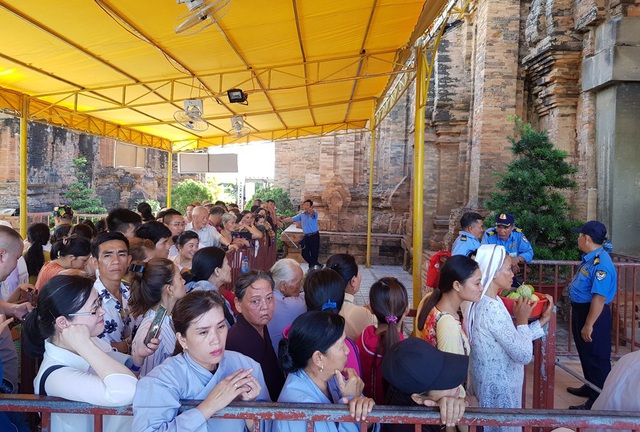 D&ograve;ng người n&ocirc; nức đổ về Nha Trang dự lễ hội th&aacute;p b&agrave; Ponagar - 9