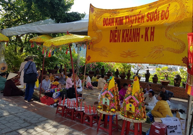 D&ograve;ng người n&ocirc; nức đổ về Nha Trang dự lễ hội th&aacute;p b&agrave; Ponagar - 3