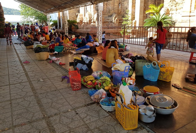 D&ograve;ng người n&ocirc; nức đổ về Nha Trang dự lễ hội th&aacute;p b&agrave; Ponagar - 6