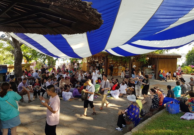 D&ograve;ng người n&ocirc; nức đổ về Nha Trang dự lễ hội th&aacute;p b&agrave; Ponagar - 4