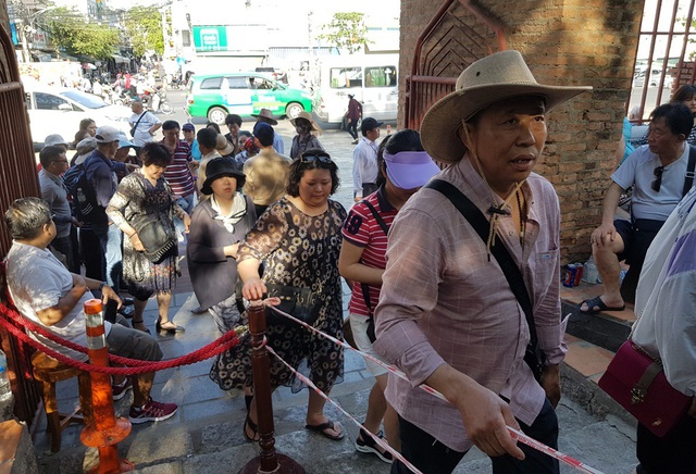 D&ograve;ng người n&ocirc; nức đổ về Nha Trang dự lễ hội th&aacute;p b&agrave; Ponagar - 7