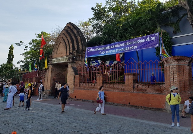 D&ograve;ng người n&ocirc; nức đổ về Nha Trang dự lễ hội th&aacute;p b&agrave; Ponagar - 1