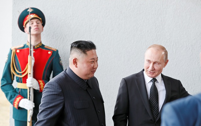 Ông Putin lần đầu gặp ông Kim Jong-un, ủng hộ Triều Tiên bình thường hóa quan hệ với Mỹ - 2 Ông Putin lần đầu gặp ông Kim Jong-un, ủng hộ Triều Tiên bình thường hóa quan hệ với Mỹ - 2