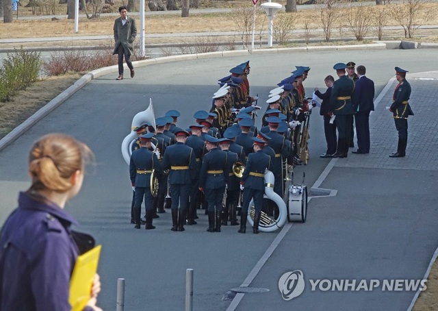 Ông Putin lần đầu gặp ông Kim Jong-un, ủng hộ Triều Tiên bình thường hóa quan hệ với Mỹ - 5 Ông Putin lần đầu gặp ông Kim Jong-un, ủng hộ Triều Tiên bình thường hóa quan hệ với Mỹ - 5