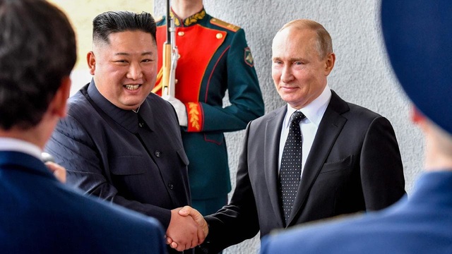 “Giải mã” khoảnh khắc bắt tay lịch sử giữa ông Putin và ông Kim Jong-un - 1 “Giải mã” khoảnh khắc bắt tay lịch sử giữa ông Putin và ông Kim Jong-un - 1