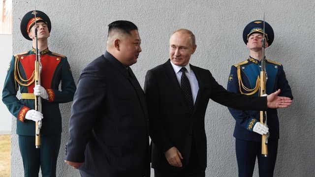 Chuy&ecirc;n gia &ldquo;giải m&atilde;&rdquo; cử chỉ của &ocirc;ng Kim v&agrave; &ocirc;ng Putin trong cuộc gặp lịch sử - 1