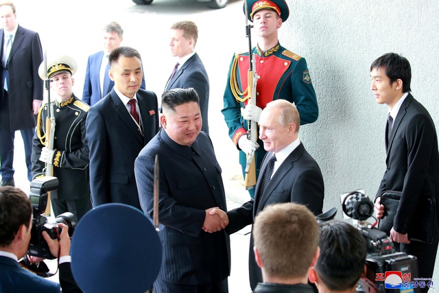 “Giải mã” khoảnh khắc bắt tay lịch sử giữa ông Putin và ông Kim Jong-un - 2 “Giải mã” khoảnh khắc bắt tay lịch sử giữa ông Putin và ông Kim Jong-un - 2