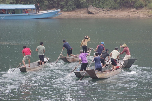 Rộn ràng Hội thi cá trắm và đua thuyền sông Son - 4 Rộn ràng Hội thi cá trắm và đua thuyền sông Son - 4